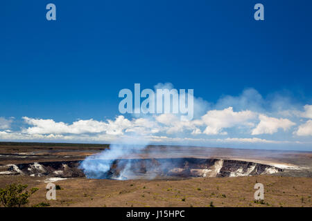 Vulkanische Dampf steigt aus dem Krater des aktiven Vulkans Kilauea in Hawaii Volcanoes National Park auf Big Island, Hawaii, USA. Stockfoto