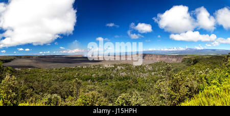 Vulkanische Dampf steigt aus dem Krater des aktiven Vulkans Kilauea in Hawaii Volcanoes National Park auf Big Island, Hawaii, USA. Stockfoto