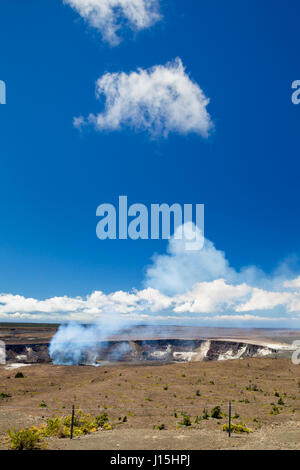 Vulkanische Dampf steigt aus dem Krater des aktiven Vulkans Kilauea in Hawaii Volcanoes National Park auf Big Island, Hawaii, USA. Stockfoto