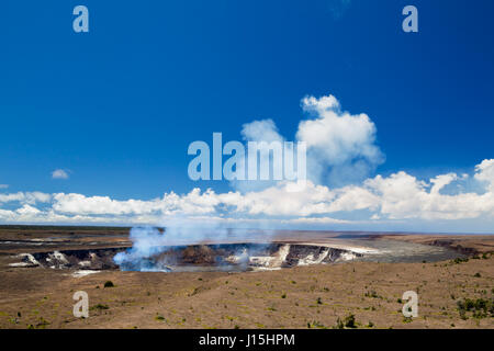 Vulkanische Dampf steigt aus dem Krater des aktiven Vulkans Kilauea in Hawaii Volcanoes National Park auf Big Island, Hawaii, USA. Stockfoto