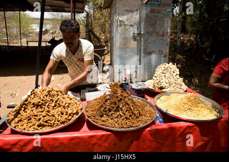 Jalebi Shop auf Straße, Tilwara Ghat, Jabalpur, Madhya Pradesh, Indien, Asien Stockfoto