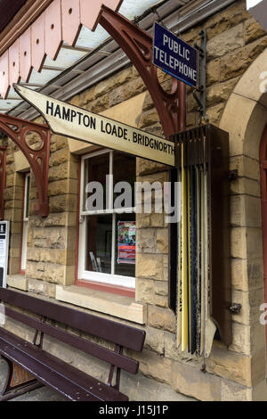 Vintage Anzeigetafeln am Highley Bahnhof auf die Severn Valley Railway, Highley, Shropshire, England, UK. Stockfoto