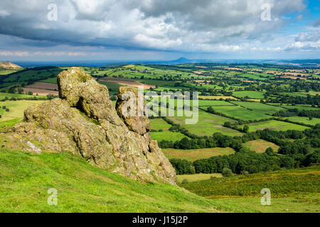 Fernblick über das Wrekin aus den Steinen der Schlacht auf dem Willstone Hill in den Hope Bowdler Hügeln in der Nähe von Kirche Stretton, Shropshire, England, UK. Stockfoto