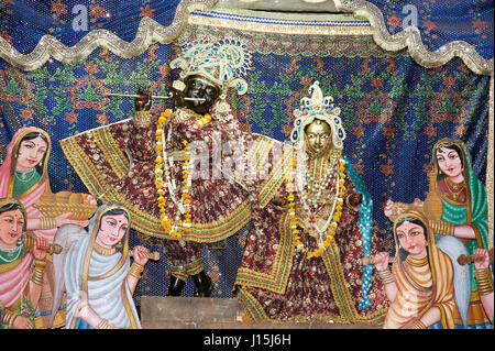 Radha Krishna Statue im Tempel, Mathura, Uttar Pradesh, Indien, Asien Stockfoto