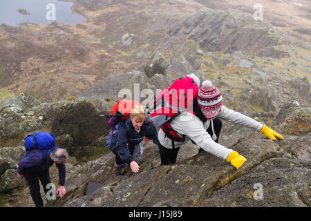Wanderer, die Kriechen bis Felsen auf Daear Ddu East Ridge auf Carnedd Moel Siabod Berg in Snowdonia Nationalpark Berge. Capel Curig Wales UK Großbritannien Stockfoto