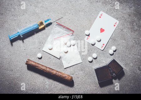 Overhead Schuss von harten Drogen und Alkohol auf grauem Stein Hintergrund Stockfoto
