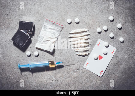 Overhead Schuss von harten Drogen und Alkohol auf grauem Stein Hintergrund Stockfoto