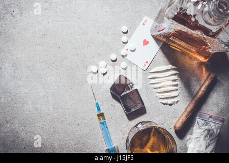 Overhead Schuss von harten Drogen und Alkohol auf grauem Stein Hintergrund Stockfoto