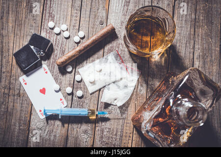 Harten Drogen und Alkohol auf einem alten Holztisch Stockfoto