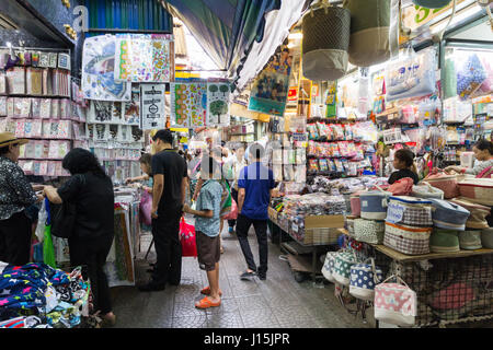 Geschäfte und Kunden in belebten Sampeng Lane, Chinatown, Bangkok, Thailand Stockfoto