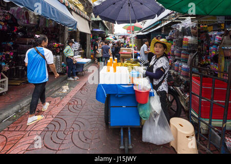 Orangensaft-Anbieter in belebten Einkaufsstraße in Chinatown, Bangkok, Thailand Stockfoto