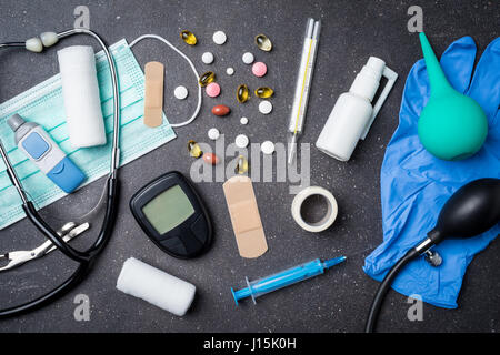 Overhead Schuss von medizinischen Geräten auf dunklen Stein Hintergrund Stockfoto