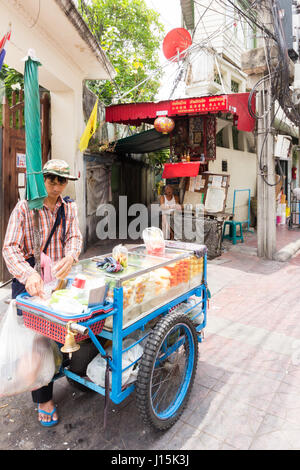 Mobile Straße Nahrung Verkäufer Verkauf von Obst aus einem Warenkorb in Chinatown, Bangkok, Thailand