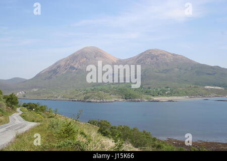 Landstraße und rote Cullins Isle Of Skye Schottland Juni 2006 Stockfoto