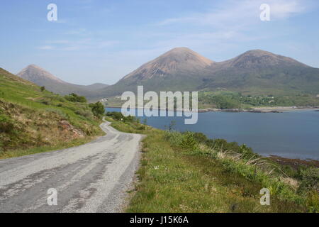 Landstraße und rote Cullins Isle Of Skye Schottland Juni 2006 Stockfoto