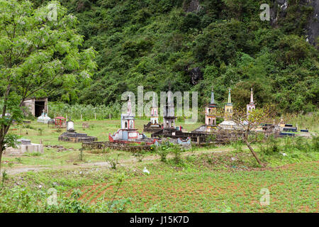 Phong Nha Region, Vietnam - 9. März 2017: antike Gräber von den Bergen. Stockfoto