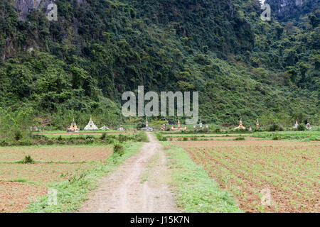 Phong Nha Region, Vietnam - 9. März 2017: antike Gräber von den Bergen. Stockfoto