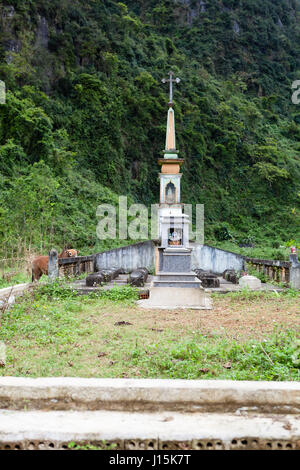 Phong Nha Region, Vietnam - 9. März 2017: antike Gräber von den Bergen. Stockfoto