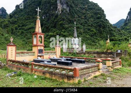 Phong Nha Region, Vietnam - 9. März 2017: antike Gräber von den Bergen. Stockfoto