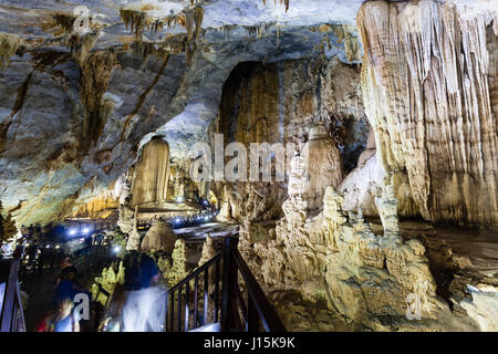 Ke Bang Nationalpark, Phong Nha, Vietnam - 9. März 2017: in Paradise Cave (Thien Duong Cave) Stockfoto