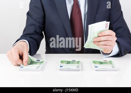 Bank Teller es Hände zählen Euro-Banknoten auf den Tisch. Finanzkonzept. Closeup. Stockfoto