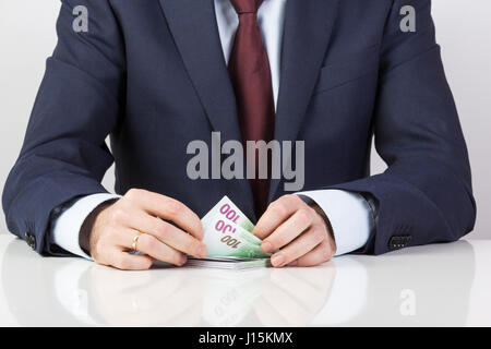 Bank Teller es Hände zählen Euro-Banknoten auf den Tisch. Finanzkonzept. Closeup. Stockfoto