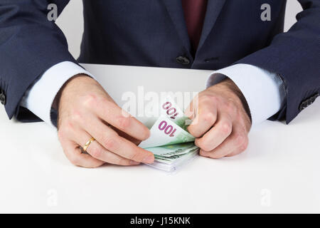 Bank Teller es Hände zählen Euro-Banknoten auf den Tisch. Finanzkonzept. Closeup. Stockfoto