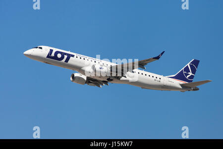 VIELE polnische Airlines Embraer ERJ-195 dem Start vom Flughafen El Prat in Barcelona, Spanien. Stockfoto