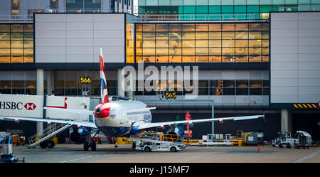 British-Airways-Maschine warten auf dem Vorfeld des Flughafens Gatwick, in der Nähe von London, Vereinigtes Königreich. Stockfoto