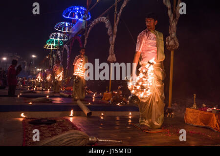 Junge männliche Indien Priester Durchführung der Aarti-Zeremonie an den Ufern des Ganges, varanasi Stockfoto