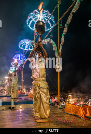 Junge männliche Indien Priester Durchführung der Aarti-Zeremonie an den Ufern des Ganges, varanasi Stockfoto