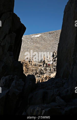 CA03242-00... Kalifornien - Wanderer auf den Mount Whitney Trail durch zwei Steinsäulen in Sequoia Kings Canyon Wilderness betrachtet. Stockfoto