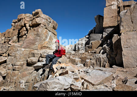 CA03247-00... Kalifornien - Wanderer erwarten die Aussicht von der John Muir Trail in der Nähe des Gipfels des Mount Whitney. Stockfoto