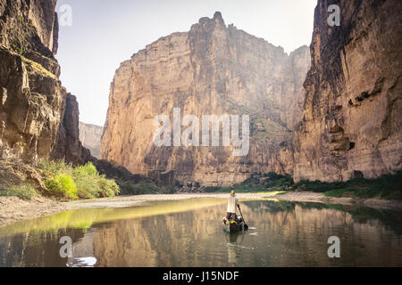 Kanufahren in Santa Elena Canyon, Rio Grande Fluss, Big Bend Nationalpark, Texas. Stockfoto