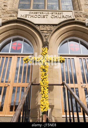 Dekorierte Ostern Kreuz, Chester le Street Methodist Kirche, Co. Durham, England, UK Stockfoto