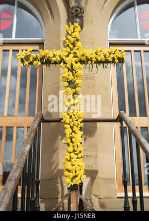 Dekorierte Ostern Kreuz, Chester le Street Methodist Kirche, Co. Durham, England, UK Stockfoto