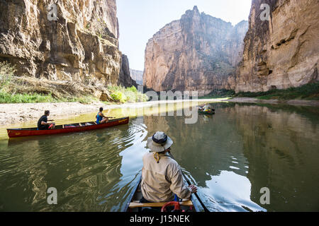 Kanufahren in Santa Elena Canyon, Rio Grande Fluss, Big Bend Nationalpark, Texas. Stockfoto