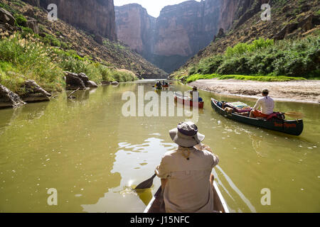 Kanufahren in Santa Elena Canyon, Rio Grande Fluss, Big Bend Nationalpark, Texas. Stockfoto