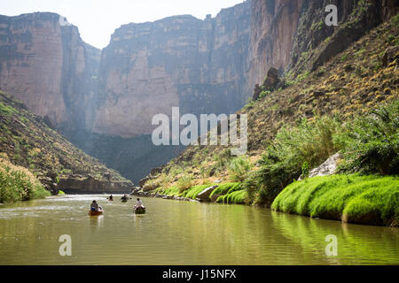 Kanufahren in Santa Elena Canyon, Rio Grande Fluss, Big Bend Nationalpark, Texas. Stockfoto