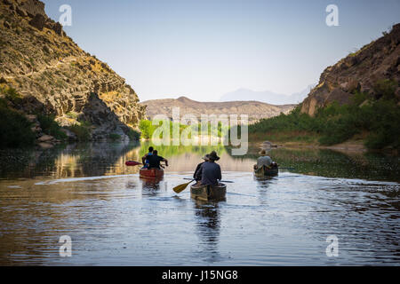 Kanufahren in Santa Elena Canyon, Rio Grande Fluss, Big Bend Nationalpark, Texas. Stockfoto