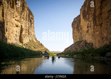 Kanufahren in Santa Elena Canyon, Rio Grande Fluss, Big Bend Nationalpark, Texas. Stockfoto