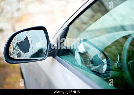 Detail der gebrochenen hinteren Spiegel Auto Stockfoto