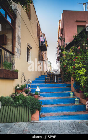 Kretische kleine Straße mit einer Treppe in blau gefärbt. Stockfoto