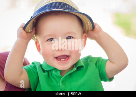 Porträt einer glücklich gemischter Herkunft Chinesisch und kaukasischen Baby Boy seinen Hut Stockfoto