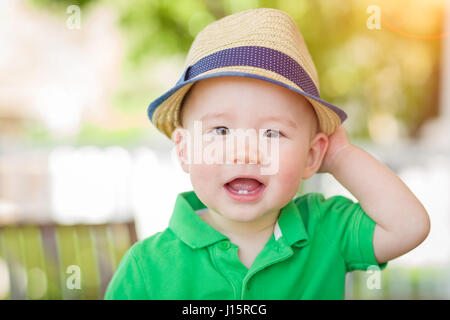 Porträt einer glücklich gemischter Herkunft Chinesisch und kaukasischen Baby Boy seinen Hut Stockfoto