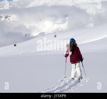 Mädchen auf Skiern in Off-Piste Hang mit Neuschnee am Sonnetag. Kaukasus, Georgien, Skigebiet Gudauri. Stockfoto