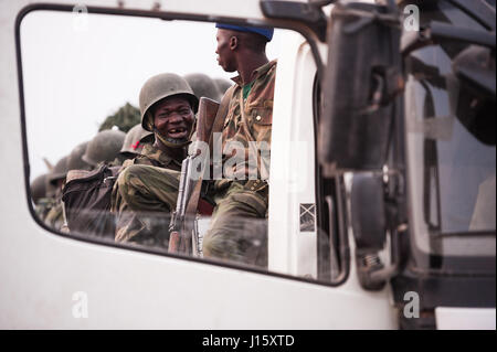 Soldat der Demokratischen Republik Kongo Nationalarmee (FARDC) spiegelt sich in den Spiegel eines LKW bei Operationen gegen die ruandische unterstützt M23-Milizen Stockfoto