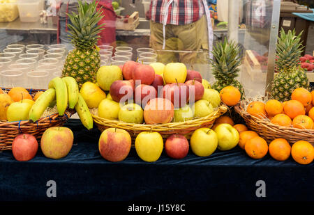 Gemischte Früchte auf einem Markt in Italien Stockfoto