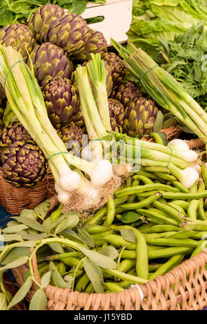 Zwiebeln, Bohnen, Artischocken auf einem Bauernmarkt in Italien Stockfoto