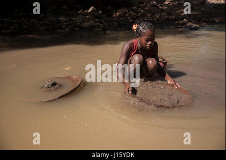 Ein junges Mädchen vermisst Schule zu pan für Gold in den Bergen in der Nähe von Ankavandra, Madagaskar Stockfoto